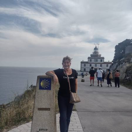 Teresa Dovalpage, km 0, Finisterre, el faro de Finisterre al fondo