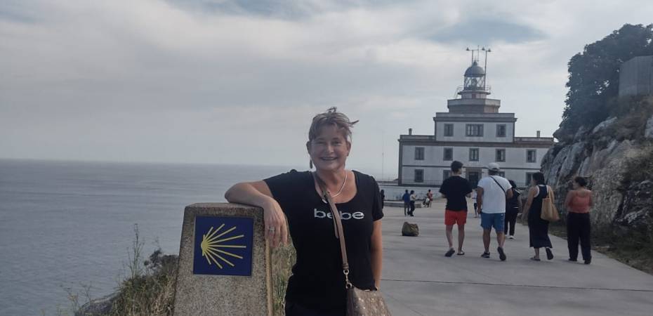 Teresa Dovalpage, km 0, Finisterre, el faro de Finisterre al fondo